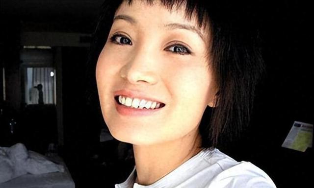她连上5次春晚，私下却和恩师同居怀孕被骗流产，今57岁依然单身