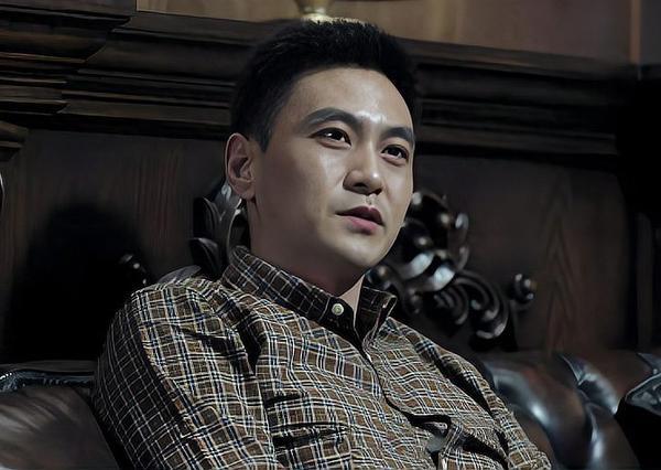 43岁演员李飞无戏可拍，陪母卖鱼：娱乐圈的真相，比鱼摊更刺骨