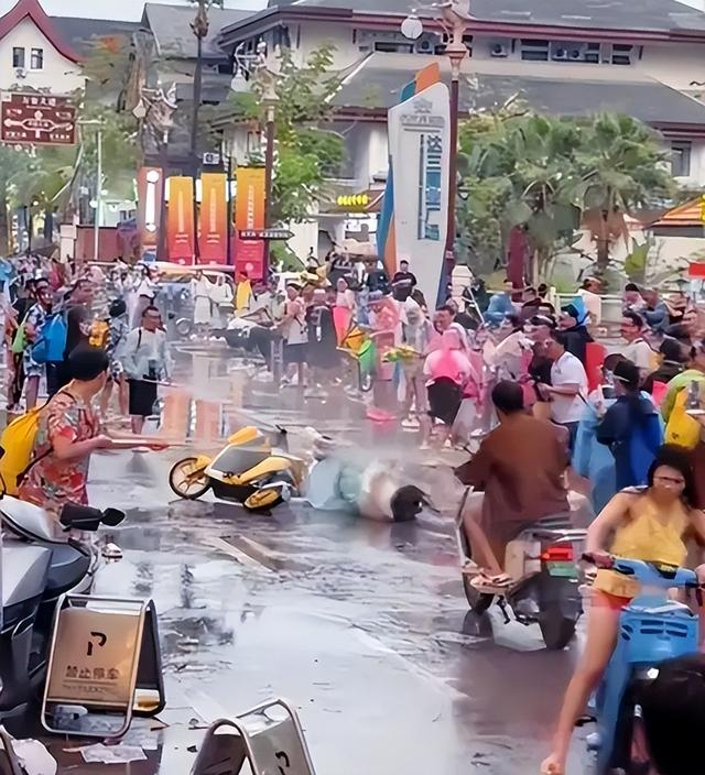 滚出中国！云南泼水节炸出一群“男流氓”，当众扒衣喷私处太龌龊