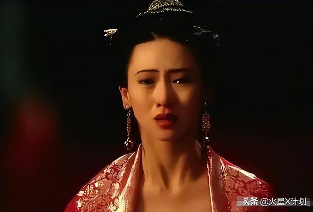 她出身清华大学，因拍三级片与父母决裂，如今不让女儿进娱乐圈