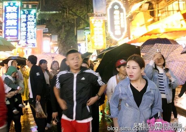 秋雨中的“西安回民街”街市（“陕西之旅”之六）