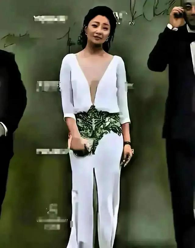 哇塞 殷桃彻底放开了 真空穿连体衣惊艳众人 身材凹凸有致 性感又迷人