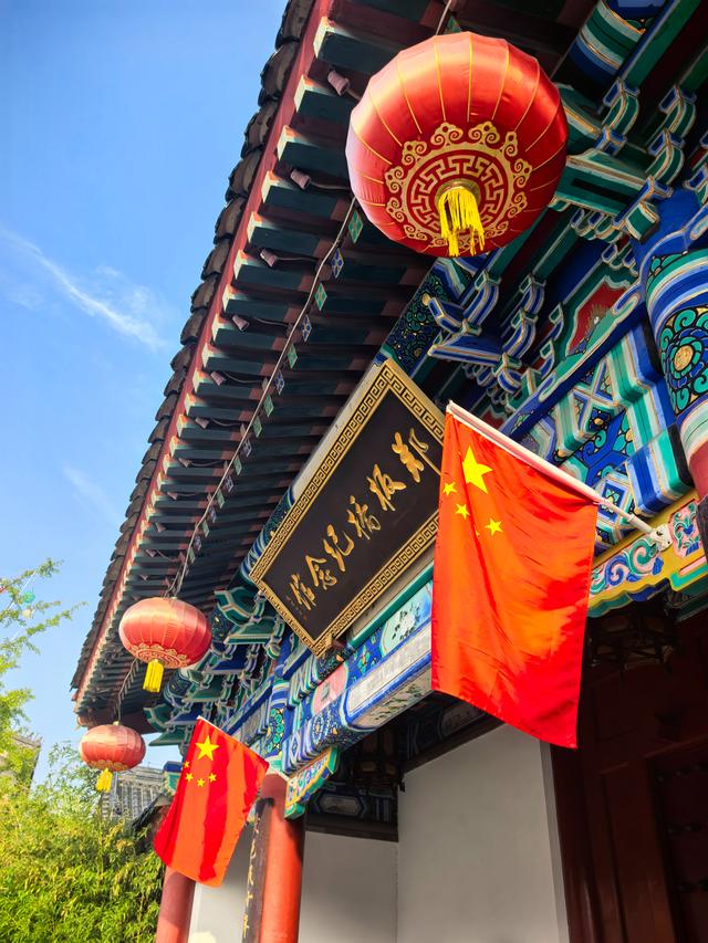 红旗漫卷映朱栏——当潍坊古典美邂逅“国庆红”……