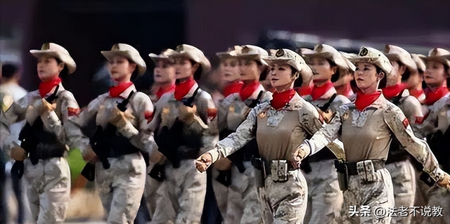 93受阅女兵参加婚礼被骂惨！网友：穿这套衣服去是几个意思？