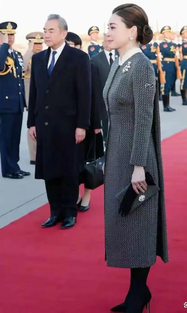 泰国王后是个狠人，47岁穿十厘米细高跟，一天赶三场活动未见疲惫