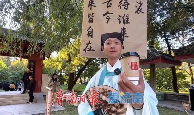 堵车不堵心，人多不误景，云边银杏正温暖风影