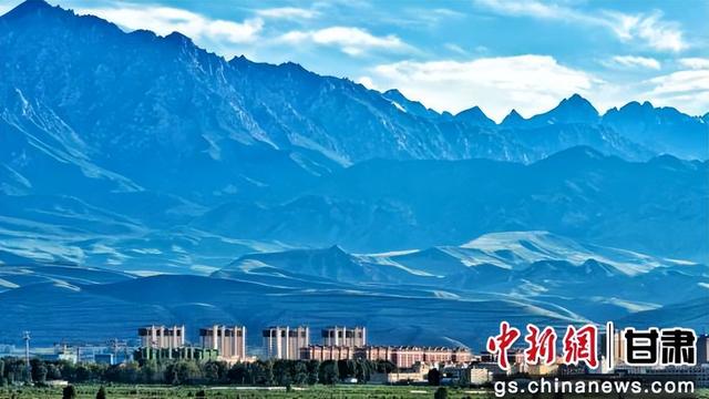 甘肃民乐：高原小城与祁连山同框 共绘灵动西北画卷