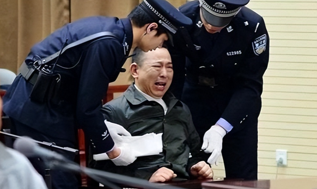 最牛黑老大！与12名女星有染，一顿饭上百万，被捕时：谁敢治我罪