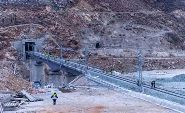 总投资3000亿，专家高呼养不起，中国为什么一定要建川藏铁路？