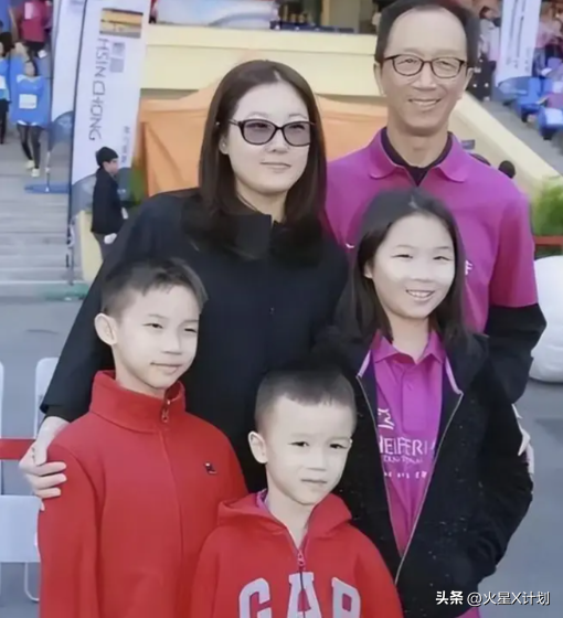 恩爱了23年，73岁的梁锦松开始衰老萎缩，47岁的伏明霞正绚烂如花