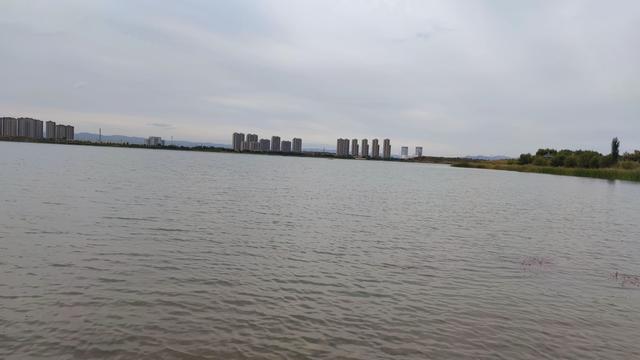 包头城南靠近黄河的昭君湖，也叫小白河景区，黄河浩渺，湖平如镜
