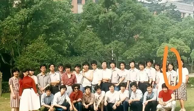 杜建英大学旧照被扒，知性美，难怪宗先生着迷