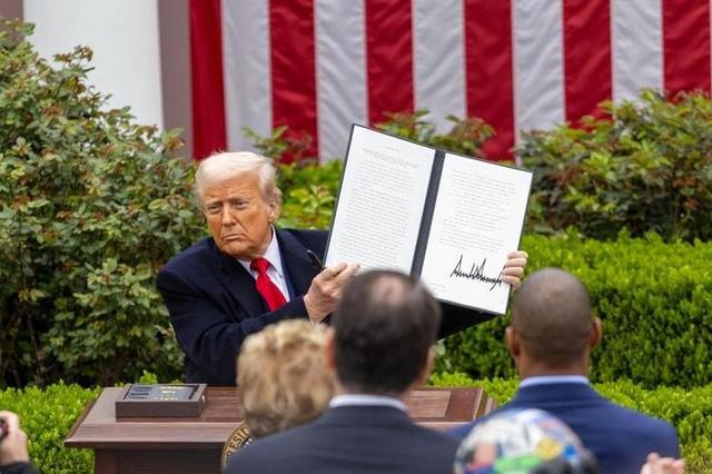 不按套路出牌！美财长刚想让我国换人，结果我国做出个意外动作，特朗普的谈判梦该醒了