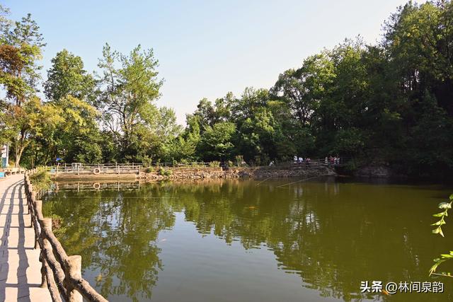 南明山，一座留下名家传说与摩崖题刻的文化名山，让人流连忘返