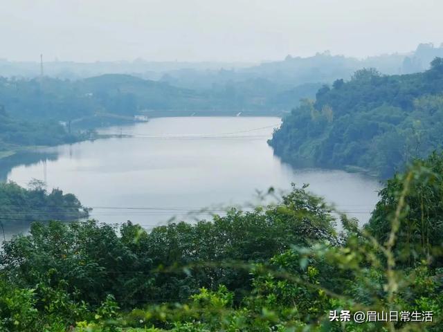 眉山东坡区藏了个神仙小镇！天空之镜、荷花、天梯、古戏台…