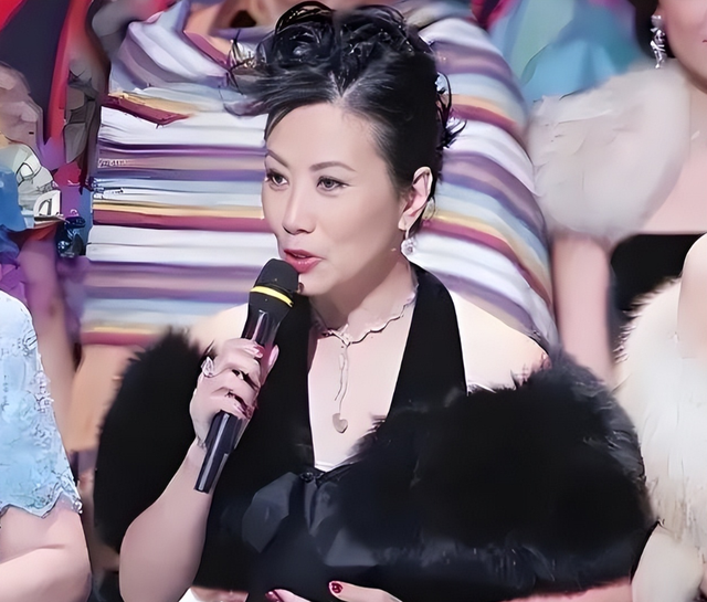 78岁连路都走不稳还开演唱会	，全网骂声一片，她却扬言回馈粉丝