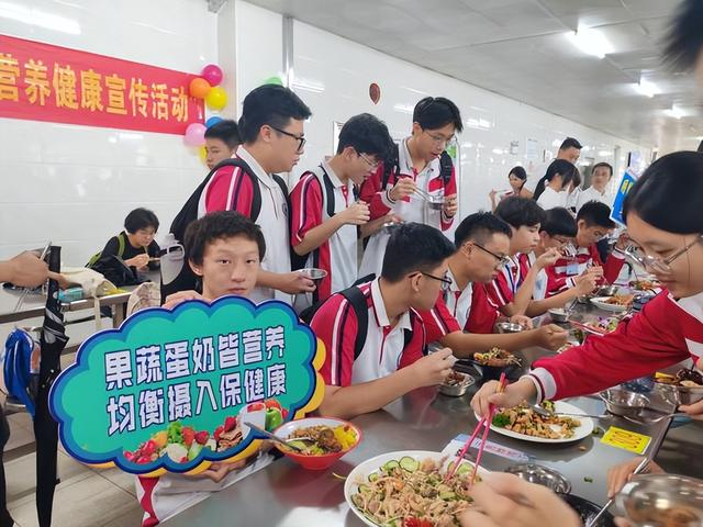 北京下了硬命令，2027年底前，所有中小学必须告别“校外供餐”