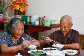 老年人要戒肉吗？医生告诫：70岁以后的老人，吃饭牢记“5不吃”图片