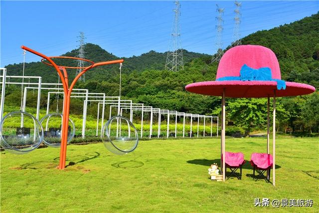 打卡新地标！佛山卡玛缤纷花世界：在大草帽与秋千间邂逅秋天诗意