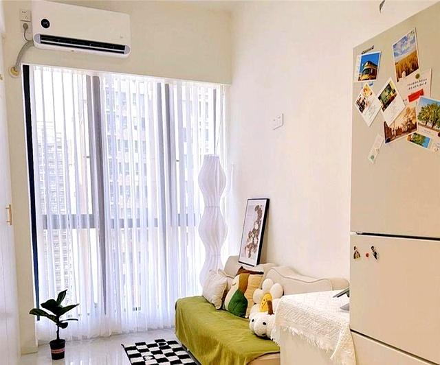 香港一姑娘攒下9㎡小屋，将客厅切成两半，隔出2室2厅，真高级