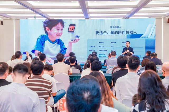 豆神学伴机器人惊艳世界机器人大会，定义AI教育新物种