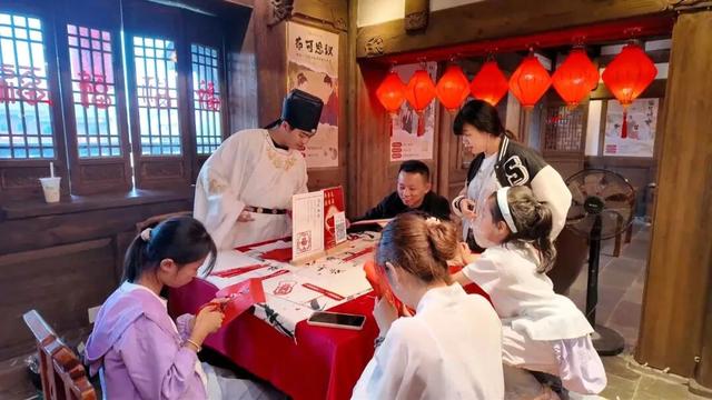 长汀：非遗表演与“闽超”赛事热潮交相辉映
