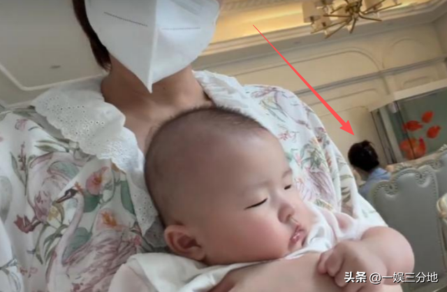 水均益跑泉州给女儿带娃	，和前妻罕见同框，主动搭话对方却不理他