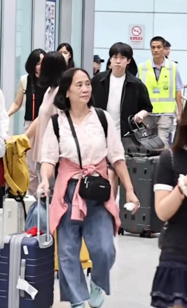 国乒日本返程北京，马琳一路最忙，请王楚钦签名，喊孙颖莎登机！