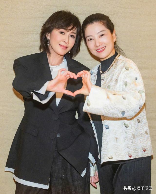 刘嘉玲回苏州与50年同学聚会 刘嘉玲保养超好 看着比别同学年轻好多