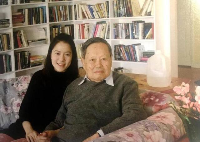 2021年，99岁杨振宁与72岁岳母罕见出镜，北京家中留影，翁帆胖了