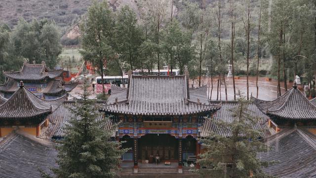 甘肃神秘北凉洞窟，悬崖上的千年佛寺，古人是怎么在峭壁上开凿的