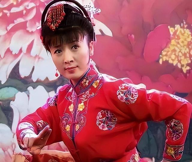 风向变了？央媒公开点名闫学晶，文案信息量大，32岁儿子也被连累