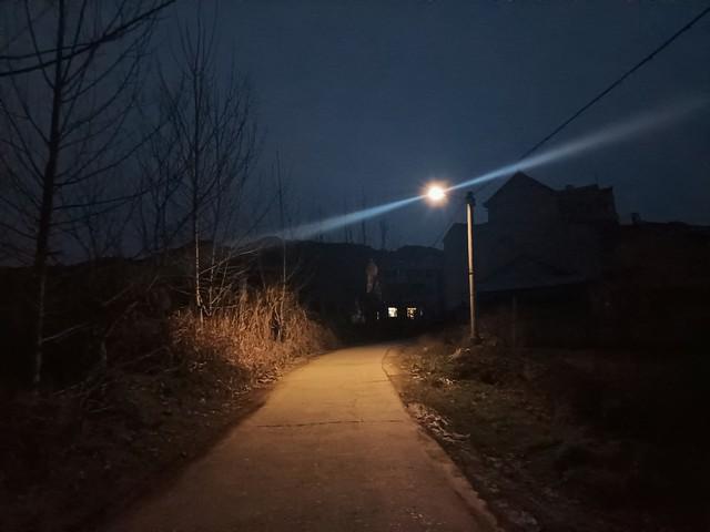 公司年会玩国王游戏，我抽到国王，命令女总裁和我舌吻一分钟