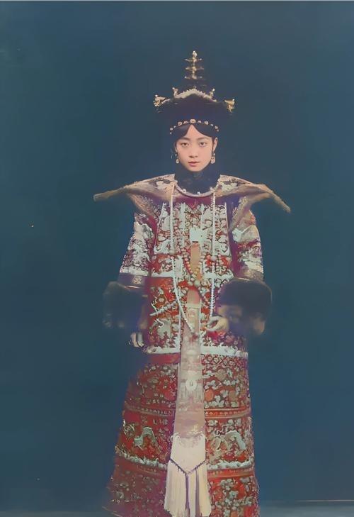 溥仪的贴身侍卫，不仅睡过皇后婉容，还无恶不作，后来被毙于刑场