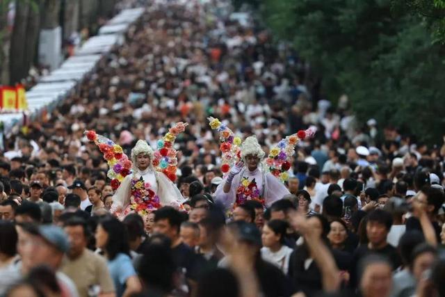 新民大街太火爆了！长春很多人都去了！今天咱也必须去！