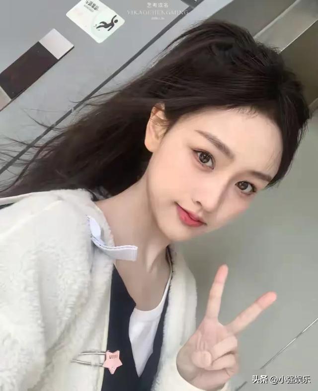 河南校花谢卓亚美貌惊艳全网，网友惊叹：美到让人怀疑人生！