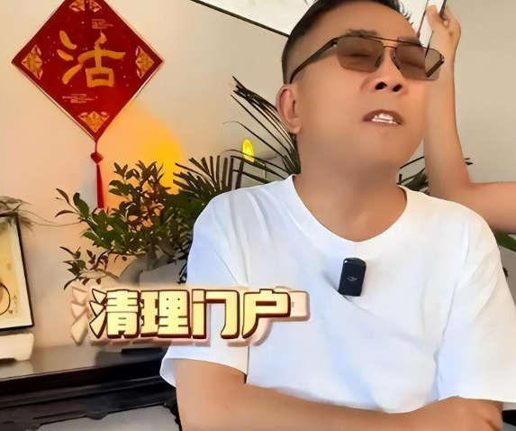 杨议被曝让正妻小三同吃住，带私生子回家，败光杨少华最后的体面