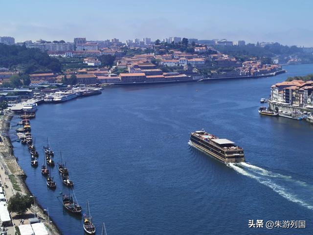 石板路和葡萄酒，是在波尔图遇见最地道的葡萄牙