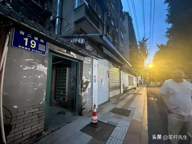 成都“仿冒餐饮帝国”塌了！颜文伟道歉送商标被怼
