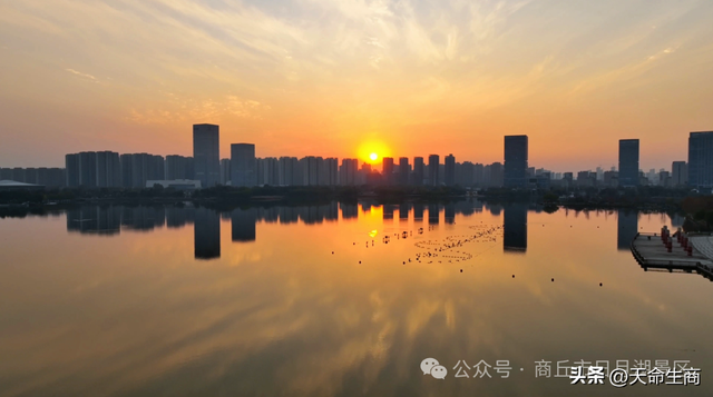 商丘日月湖景区：当橙红天幕吻过粼粼波光