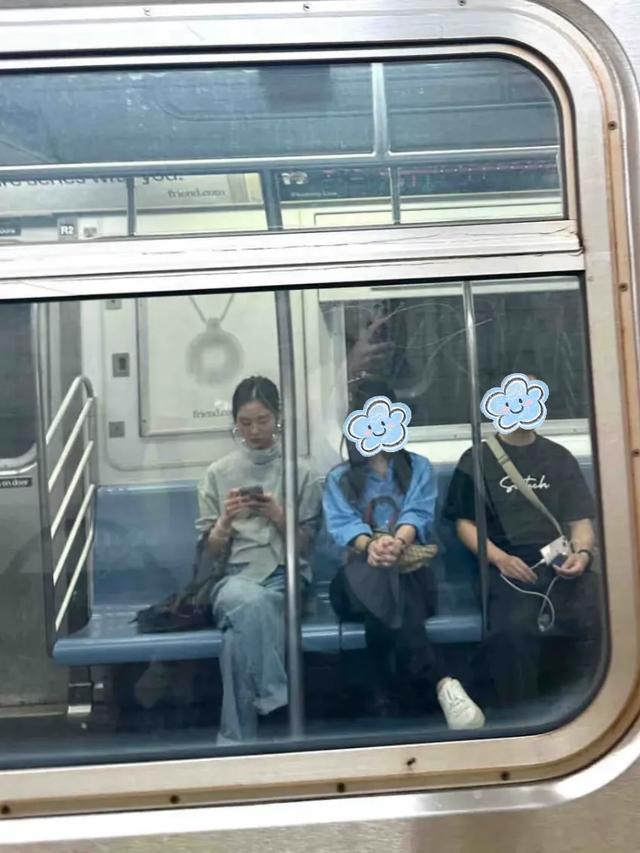 纽约地铁偶遇黄磊女儿黄多多，网友大赞她漂亮有气质，自带清冷感