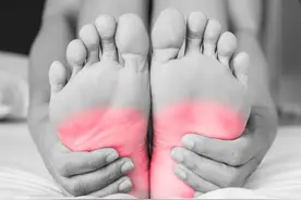 足底筋膜炎疼痛怎么办？除了拉筋，不如做“这个运动”！图片