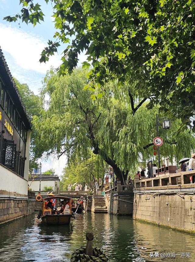 苏州平江路，笔直的河道，湾湾的小舟，欢乐的人群，和平的盛世