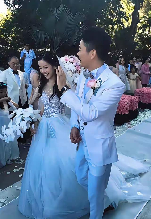 刘强东与章泽天在韩国APEC峰会上的亮相，与其说是商业大佬的天