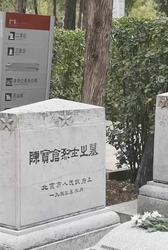 烈士墓前鲜花寥寥，战友碑前行人如织，为何英雄故事总被遗忘？
