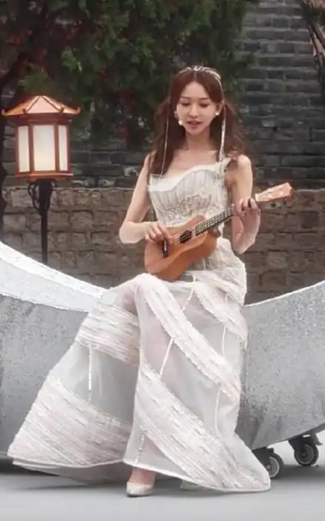 从模特到影后，宅男女神嫁给日本人，50岁林志玲彩排秋晚宛如少女