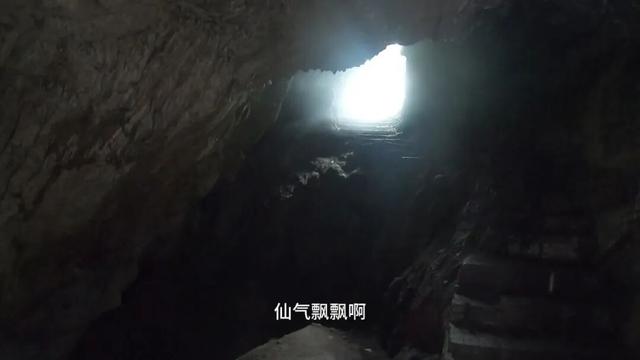 重庆南温泉发现废弃溶洞景区，内部层层石梯让人联想到盗墓笔记