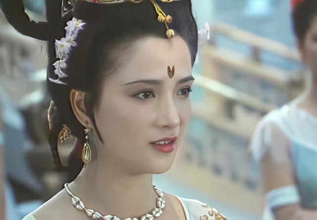 演都不演了！何晴葬礼结束不到24小时，恶心事情发生，还不止一件