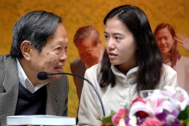 杨振宁去世仅半月，翁帆近况曝光，入职清华没编制，杨光诺没说错