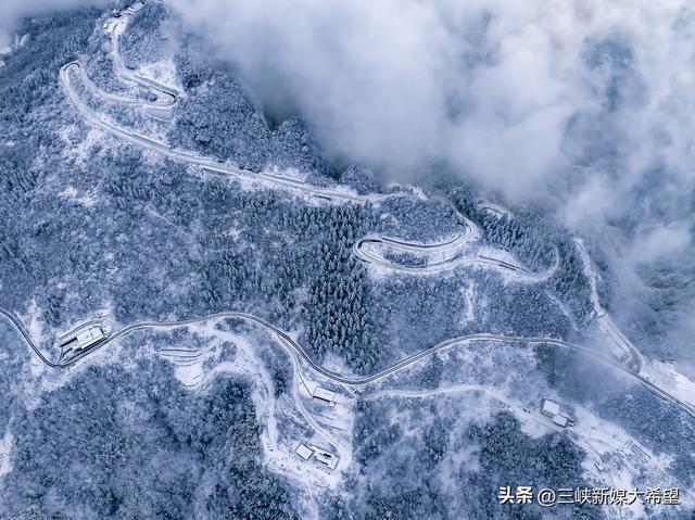 长阳天柱山迎2026年首场大雪云海美如仙境